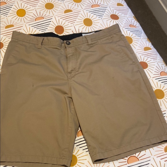 Volcom Tan Flat Front Shorts Classic Style - Picture 1 of 4